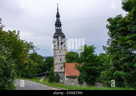 Bad Frankenhausen, Thüringen, Deutschland: Der 56 m hohe geneigte Kirchturm der Oberkirche, auch Schiefer Turm genannt. Stockfoto