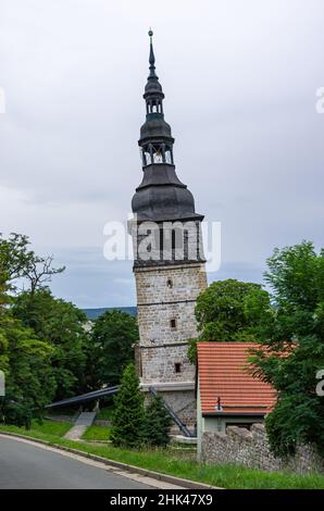 Bad Frankenhausen, Thüringen, Deutschland: Der 56 m hohe geneigte Kirchturm der Oberkirche, auch Schiefer Turm genannt. Stockfoto