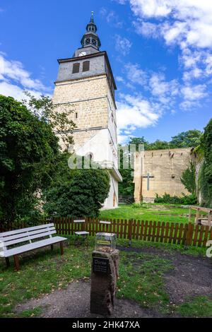 Bad Frankenhausen, Thüringen, Deutschland: Spendenbox und der 56 m hohe Kirchturm der Oberkirche, auch Schiefer Turm genannt. Stockfoto