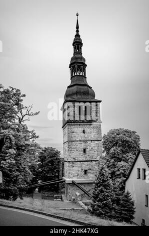 Bad Frankenhausen, Thüringen, Deutschland: Der 56 m hohe geneigte Kirchturm der Oberkirche, auch Schiefer Turm genannt. Stockfoto