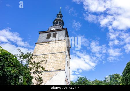 Bad Frankenhausen, Thüringen, Deutschland: Der schiefe Kirchturm der Oberkirche, auch bekannt als schiefer Turm von Bad Frankenhausen. Stockfoto