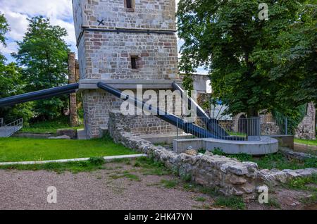 Bad Frankenhausen, Thüringen, Deutschland: Tragkonstruktion am Fuße des 56 m hohen Kirchturms der Oberkirche, bekannt als Schiefer Turm. Stockfoto