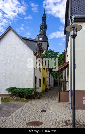 Bad Frankenhausen, Thüringen, Deutschland: Straßenansicht in der Oberstadt mit Blick auf den 56 m hohen Kirchturm der Oberkirche, bekannt als Schiefer Turm. Stockfoto