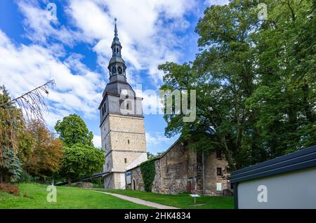 Bad Frankenhausen, Thüringen, Deutschland: Der 56 m hohe geneigte Kirchturm der Oberkirche, auch Schiefer Turm genannt. Stockfoto