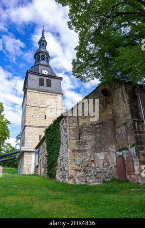 Bad Frankenhausen, Thüringen, Deutschland: Der 56 m hohe geneigte Kirchturm der Oberkirche, auch Schiefer Turm genannt. Stockfoto