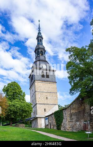 Bad Frankenhausen, Thüringen, Deutschland: Der 56 m hohe geneigte Kirchturm der Oberkirche, auch Schiefer Turm genannt. Stockfoto