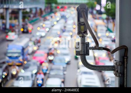 Rückansicht von CCTV-Kameras, die auf einer Fußgängerbrücke zu installiert sind Überwachung von unscharfem Verkehr und Sicherheit auf der Straße von Die Hauptstadt Stockfoto