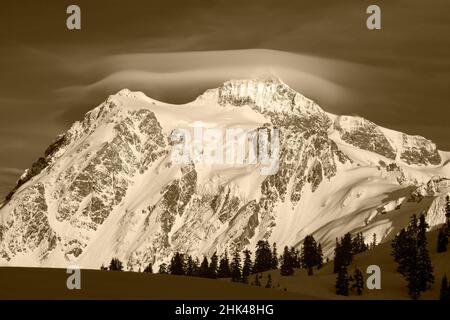 USA, Staat Washington. Heather Meadows Recreation Area, Mt. Shuksan und Lentikularwolke. Stockfoto