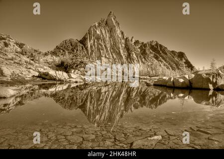 USA, Staat Washington. Alpine Lakes Wilderness, Enchantment Lakes, Prusik Peak im Gnome Tarn. Stockfoto