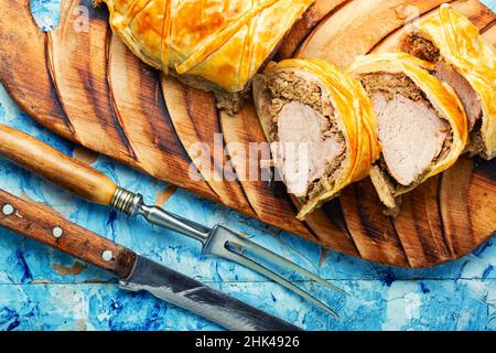 Englisches Gericht aus Rinderfilet in Blätterteig, gefüllt mit Pilzen. Wellington Meat Stockfoto