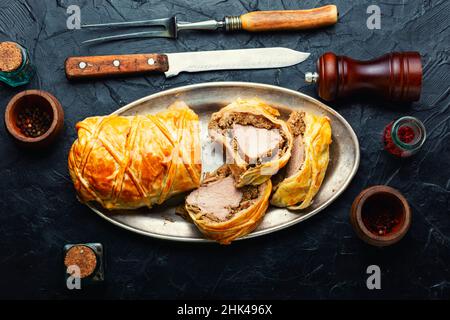 Englisches Gericht aus Rinderfilet in Blätterteig, gefüllt mit Pilzen. Wellington Meat Stockfoto