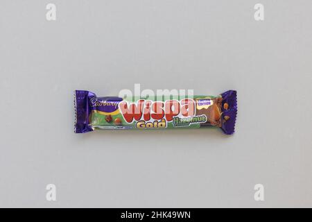 Cadbury Wispa Gold Haselnuss Geschmack limitierte Auflage Schokolade Bar auf grauem Hintergrund, Copy Space. Prag, Tschechische Republik - 2. Januar 2022 Stockfoto
