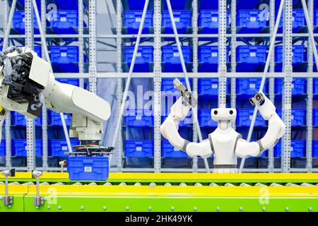 Arbeitsfluss zur Automatisierung von industriellen Greiferrobotern und KI-Robotern zum Transport von blauen Kunststoffkisten über Förderband im Werkslager, Industrie 4,0 Stockfoto