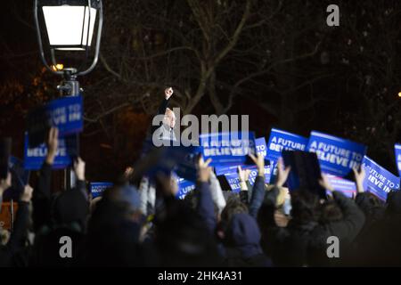 Präsidentschaftskandidat Senator Bernie Sanders (D-Vt) spricht bei einer Kundgebung im Washington Square Park in New York während der Präsidentschaftswahlkampagne 2016. Stockfoto