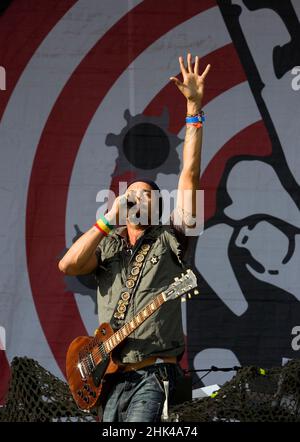 Michael Franti und Spearhead bei Electric Picnic 2008, Stradbally, Laois, Irland. Franti ist ein amerikanischer Dichter, Musiker und Komponist afrikanischer, amerikanischer indischer, irischer, französischer und deutscher Abstammung. Stockfoto