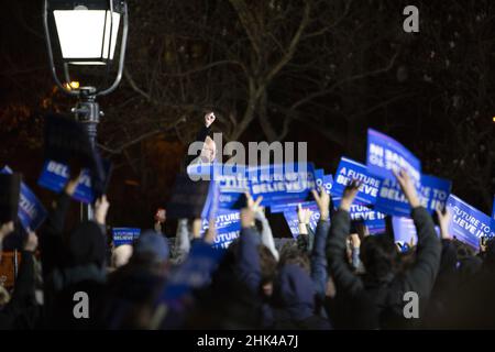 Präsidentschaftskandidat Senator Bernie Sanders (D-Vt) spricht bei einer Kundgebung im Washington Square Park in New York während der Präsidentschaftswahlkampagne 2016. Stockfoto