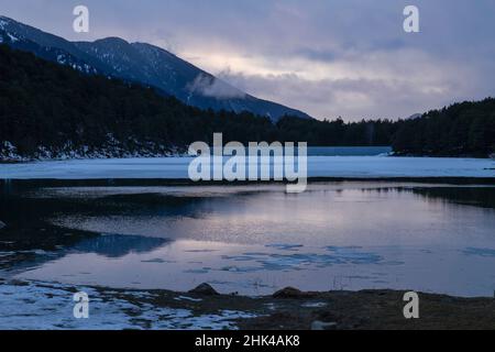 Winter verschneite Landspitze am Engolastersee in den Pyrenäen Stockfoto