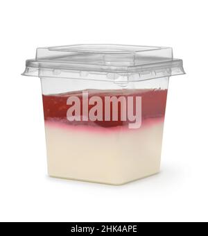 Erdbeere Panna Cotta in Plastikbecher isoliert auf weiß Stockfoto