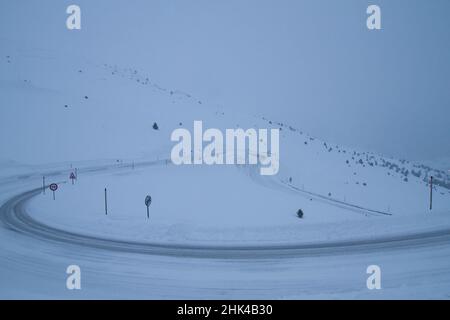 Schneebedeckte kurvige Bergstraße im Winter Stockfoto