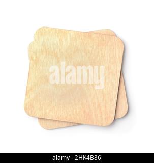 Draufsicht auf zwei leere quadratische Bieruntersetzer aus Holz, isoliert auf Weiß Stockfoto