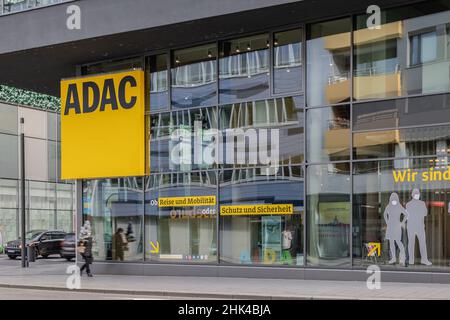 Vor dem lokalen ADAC-Büro. Der ADAC ist Europas größter Verband für Autofahren und Motorsport Stockfoto