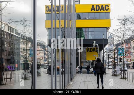 Vor dem lokalen ADAC-Büro. Der ADAC ist Europas größter Verband für Autofahren und Motorsport Stockfoto