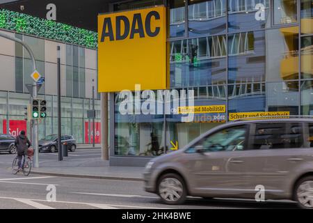 Koblenz, Deutschland - 13. Januar 2022: Vor dem lokalen ADAC-Büro. Der ADAC ist Europas größter Verband für Autofahren und Motorsport Stockfoto