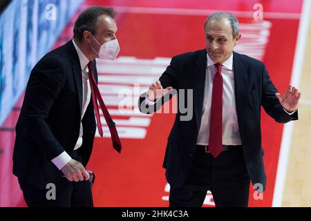 Belgrad, Serbien, 1st. Februar 2022. Cheftrainer Ettore Messina von der AX Armani Exchange Milan reatcs während des EuroLeague-Spiels der Turkish Airlines zwischen Crvena Zvezda mts Belgrade und AX Armani Exchange Milan in Belgrad, Serbien. 1. Februar 2022. Kredit: Nikola Krstic/Alamy Stockfoto