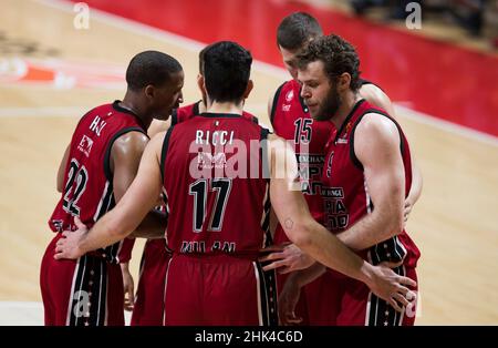 Belgrad, Serbien, 1st. Februar 2022. Nicolo Melli von der AX Armani Exchange Mailand mit seinen Teamkollegen während des EuroLeague-Spiels der Turkish Airlines zwischen Crvena Zvezda mts Belgrade gegen AX Armani Exchange Mailand in Belgrad, Serbien. 1. Februar 2022. Kredit: Nikola Krstic/Alamy Stockfoto