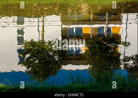 Spiegelung eines modernen Hauses in Nancy (Frankreich), sonniger Tag im Sommer, blauer Himmel Stockfoto