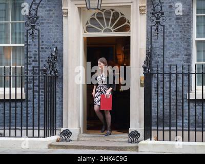 London, Großbritannien, 1st. Februar 2022. Staatsministerin für höhere Bildung und Weiterbildung Michelle Donelan verlässt die Downing Street Nr. 10. Stockfoto