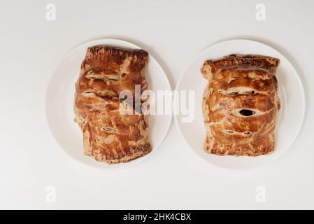 Zwei Stück Apfelstrudel, hausgemacht, auf einer weißen Oberfläche ruhend Stockfoto