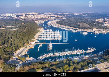Boote, Segelschiffe und Yachten in Port Bunarina und Marina Veruda, Luftbild, Pula, Istrien, Kroatien Stockfoto