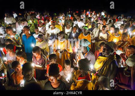 Fromme katholische Christen halten während der Osternacht Kerzen. Äthiopien, Afrika. --- Gläubige Katholiken halten in der Osternacht Kerzen. Äthiopien, Afrika. Stockfoto