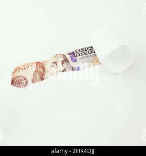 USA neue 100-Dollar-Banknote Seitenfragment in zerrissenem Papierloch Stockfoto