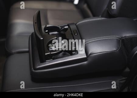 Luxuriöse Rücksitztassenhalter mit Bedienfeld Stockfoto