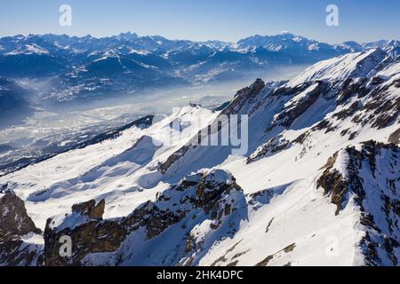 Dramatische Luftaufnahme der alpen über dem Skigebiet Anzere mit Blick auf das Rhonetal und Sion im Wallis in der Schweiz. Stockfoto