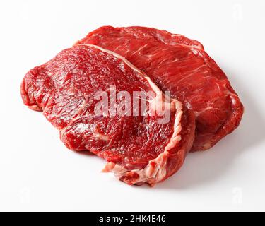 Rohe New Yorker Steaks auf einer weißen, horizontalen Ansicht, Nahaufnahme Stockfoto