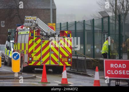 Halifax, West Yorkshire, Großbritannien. 2nd. Februar 2022. Ein Brand an einer Halifax-Schule wird als verdächtig behandelt und ein Mann wurde verhaftet. Die Feuerwehrleute von West Yorkshire werden wahrscheinlich den ganzen Mittwochmorgen (2. Februar) an der Ash Green Community School bleiben. Die Schule brannte am Dienstagabend (1. Februar) kurz vor 8pm Uhr. Stockfoto