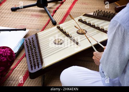 Live-Band spielt traditionelle thailändische Musikinstrumente Konzert für Show thai Menschen ausländische Reisende im Garten Park im Freien in Straße Bio-Bauer Stockfoto