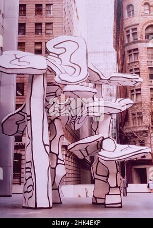 Gruppe von vier Bäumen, Kunstwerk des französischen Künstlers Jean Dubuffet, One Chase Manhattan Plaza, NY, USA 1969-72 Stockfoto