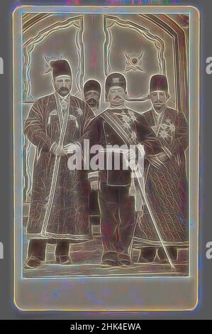 Inspiriert von Mohammad 'Ali Shah mit Mirza Mohammad Ebrahim Khan, dem Moavin al-Dowley und Company, einer von 274 Vintage-Fotografien, Albumen-Silberfotografie, vor 1907, Qajar, Qajar-Periode, Foto: 8 3/8 x 6 1/4 in., 21,3 x 15,9 cm;, Albumen-Silberfotografie, carte de visite, Gruppenportrait, Medaille, Neu gestaltet von Artotop. Klassische Kunst neu erfunden mit einem modernen Twist. Design von warmen fröhlichen Leuchten der Helligkeit und Lichtstrahl Strahlkraft. Fotografie inspiriert von Surrealismus und Futurismus, umarmt dynamische Energie der modernen Technologie, Bewegung, Geschwindigkeit und Kultur zu revolutionieren Stockfoto