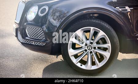 BERLIN, DEUTSCHLAND - NOVEMBER 2021: Bentley Bentayga Hybrid-SUV mit Pirelli HOCHLEISTUNGS-GANZJAHRESREIFEN FÜR SUVS SCORPION ZERO DIE GANZE SAISON R21 Stockfoto