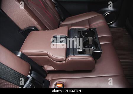 Luxuriöse Rücksitztassenhalter mit Bedienfeld Stockfoto