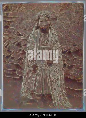 Inspiriert von Girl Adorned in Silver Jewelry, Antoin Sevruguin, Albumen Silberfoto, Teheran, Iran, Ende des 19th. Jahrhunderts, Qajar, Qajar-Zeit, 8 1/8 x 6 3/16 Zoll, 20,6 x 15,7 cm, geschmückt, arabisch, Perlen, Kind, Stoff, Kleidung, Kostüm, Kultur, Tuch, Drapery, ethisches Foto, exotisch, Mädchen, Zigeunerin, Neu gestaltet von Artotop. Klassische Kunst neu erfunden mit einem modernen Twist. Design von warmen fröhlichen Leuchten der Helligkeit und Lichtstrahl Strahlkraft. Fotografie inspiriert von Surrealismus und Futurismus, umarmt dynamische Energie der modernen Technologie, Bewegung, Geschwindigkeit und Kultur zu revolutionieren Stockfoto