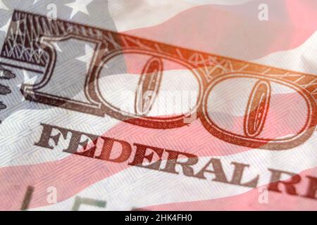 Fragment der Vorderseite der 100 einhundert-Dollar-Banknote auf amerikanischer Flagge Hintergrund Stockfoto