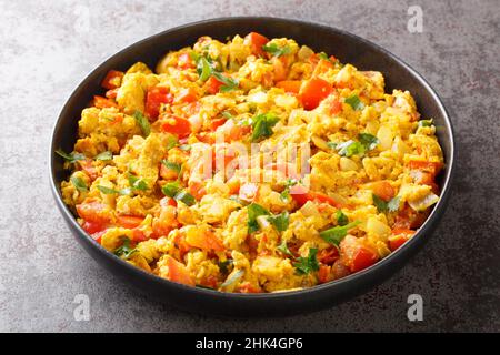 Klassisches indisches Frühstück, Egg Bhurji ist eine würzige, köstliche Drehung auf Rühreiern in der Nähe auf dem Teller auf dem Tisch. Horizontal Stockfoto