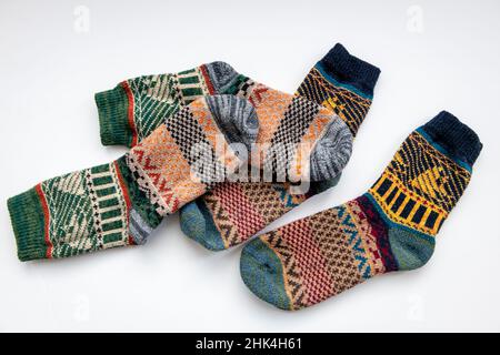 Ein Haufen wollener Wintersocken, isoliert auf weißem Hintergrund. Stockfoto
