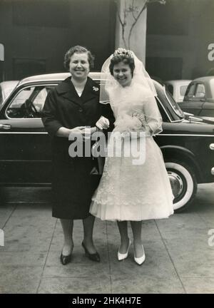 Hochzeit in Italien am 1950s: Die Braut macht das Foto mit der alten Tante Stockfoto