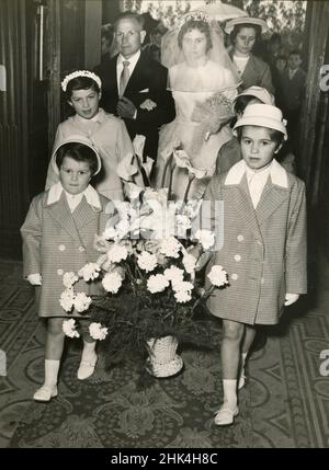 Hochzeit in Italien am 1950s: Die Braut geht mit ihrem Vater in die Kirche Stockfoto